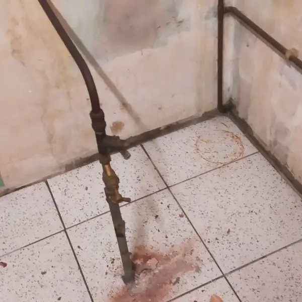 Finished copper supply pipe to the fridge freezer position