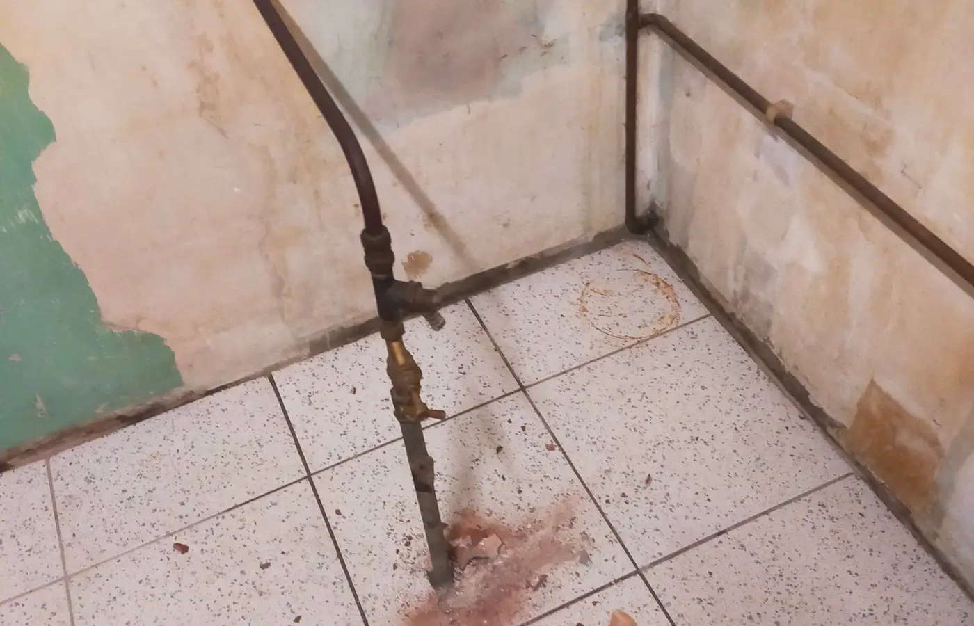 Finished copper supply pipe to the fridge freezer position